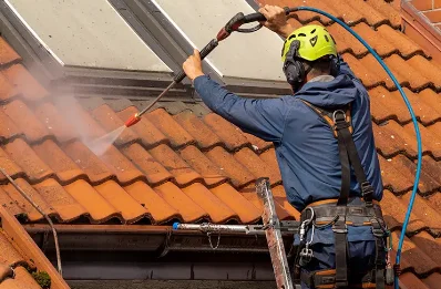 Démoussage et hydrofuge de toiture à Fontaines-Saint-Martin